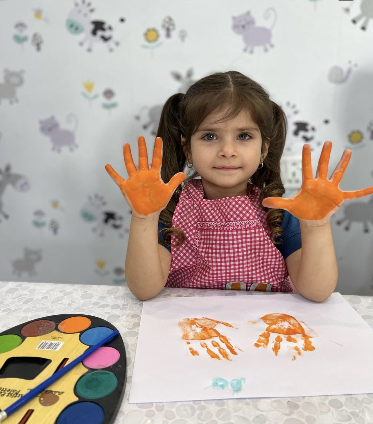 a child with her hands painted, sanny private kindergarten erbil